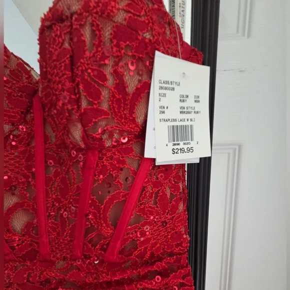 Elegant Red Lace Evening Gown - Picture 5 of 10